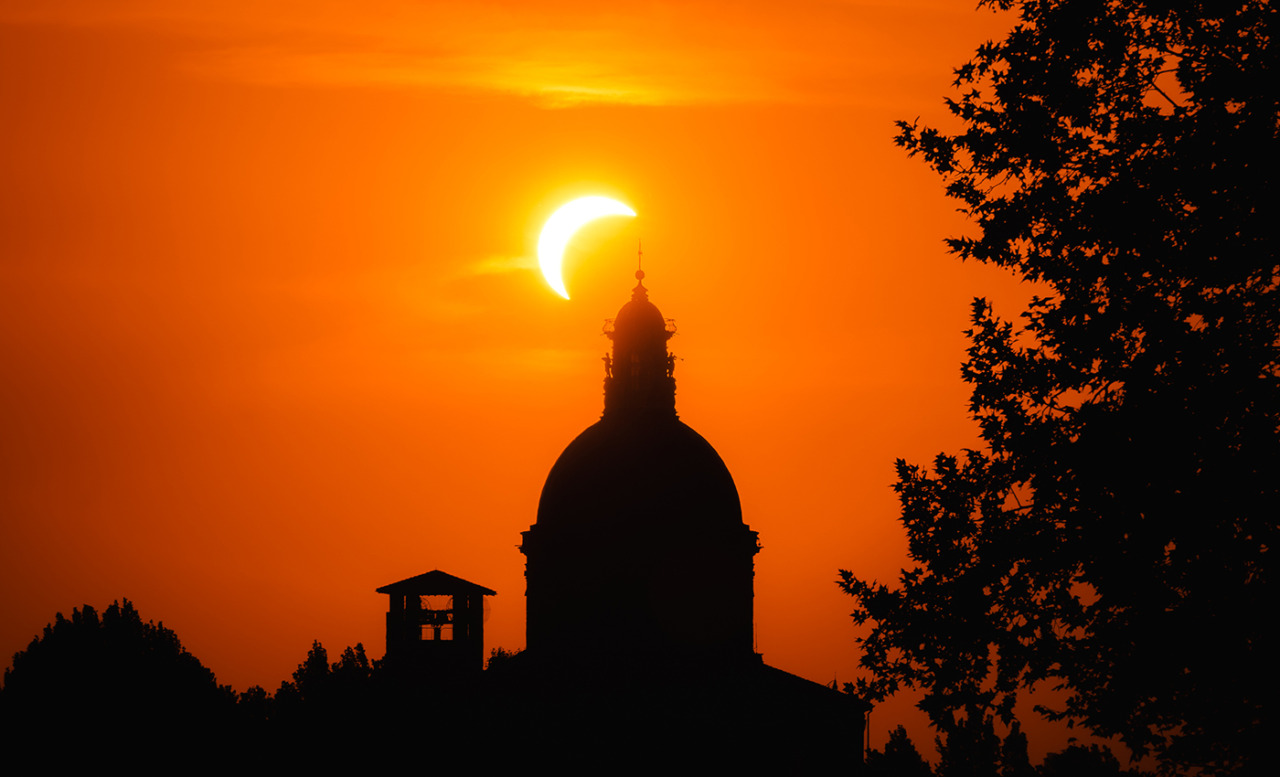 Eclissi di sole, migliaia di bergamaschi con il naso all’insù (pur con le nuvole di mezzo). Le foto dello spettacolo