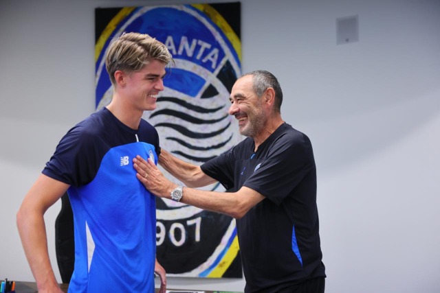 È tornato De Ketelaere. E il sorriso di mister Maurizio Sarri vale più di mille parole