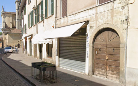 Nel muro del bar Crystal di Borgo Santa Caterina sono state trovate delle ossa, forse vecchie di cent’anni