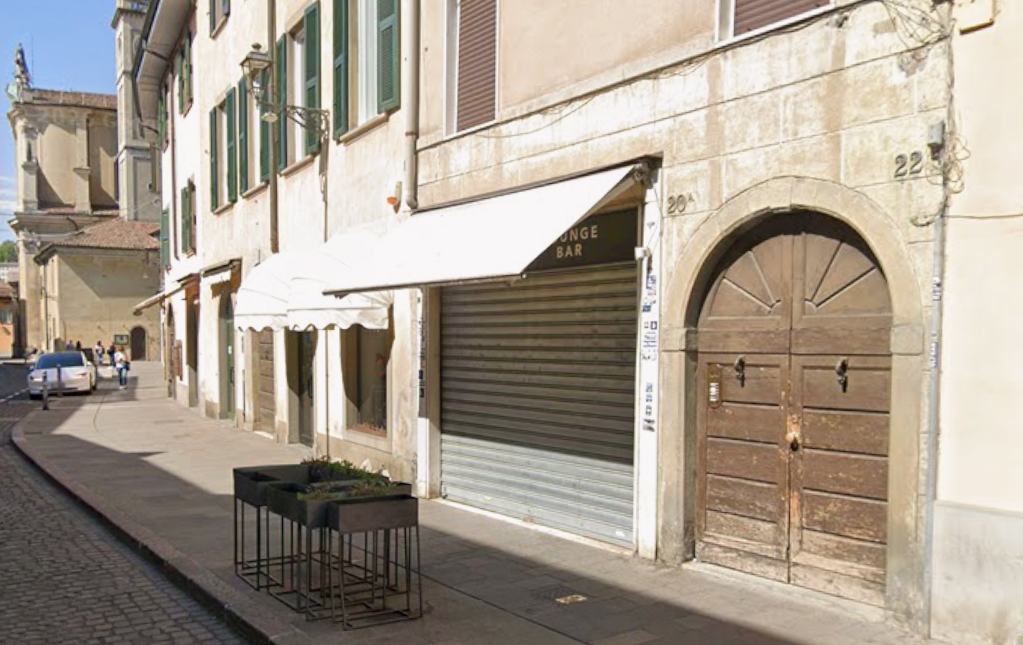 Nel muro del bar Crystal di Borgo Santa Caterina sono state trovate delle ossa, forse vecchie di cent’anni