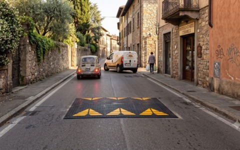 Ambulanze costrette a salire sul dosso: è polemica sui cuscini berlinesi installati a Bergamo