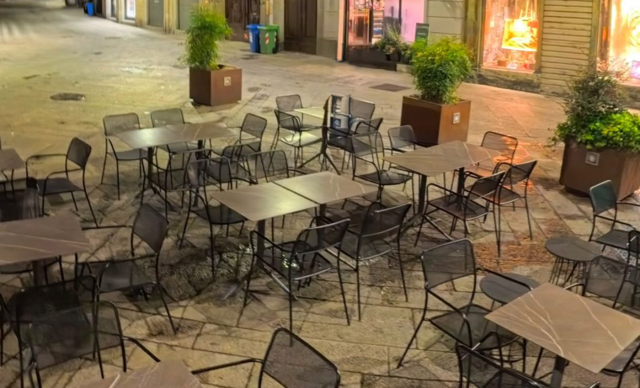 In piazzetta Santo Spirito a Bergamo sono tornati i tavolini! Il video dei “lavori in corso” pubblicato sui social