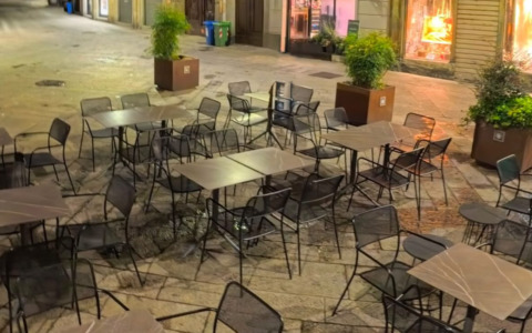 In piazzetta Santo Spirito a Bergamo sono tornati i tavolini! Il video dei “lavori in corso” pubblicato sui social