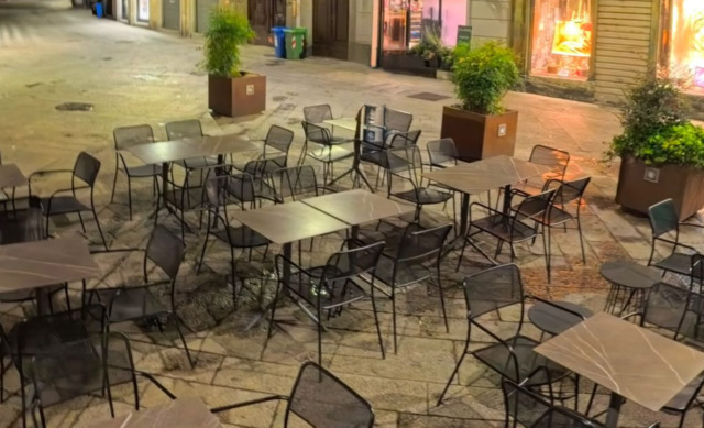 In piazzetta Santo Spirito a Bergamo sono tornati i tavolini! Il video dei “lavori in corso” pubblicato sui social