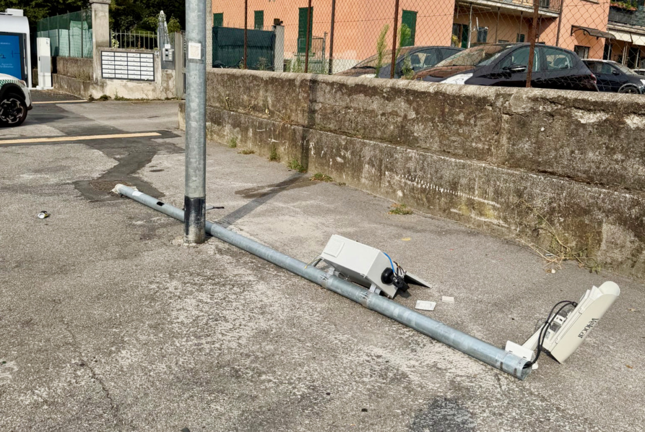 Dietrofront: non sono stati i vandali (ma un mezzo Aprica) ad abbattere la telecamera e-Brt