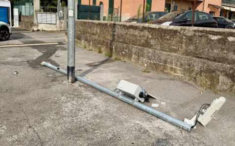 Dietrofront: non sono stati i vandali (ma un mezzo Aprica) ad abbattere la telecamera e-Brt