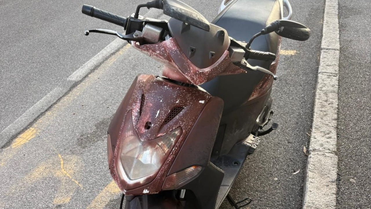 Prima ruba uno scooter, poi lo tinge di marrone e cerca di cambiargli targa: nei guai un 31enne di Torre Boldone