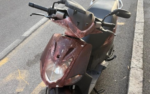 Prima ruba uno scooter, poi lo tinge di marrone e cerca di cambiargli targa: nei guai un 31enne di Torre Boldone