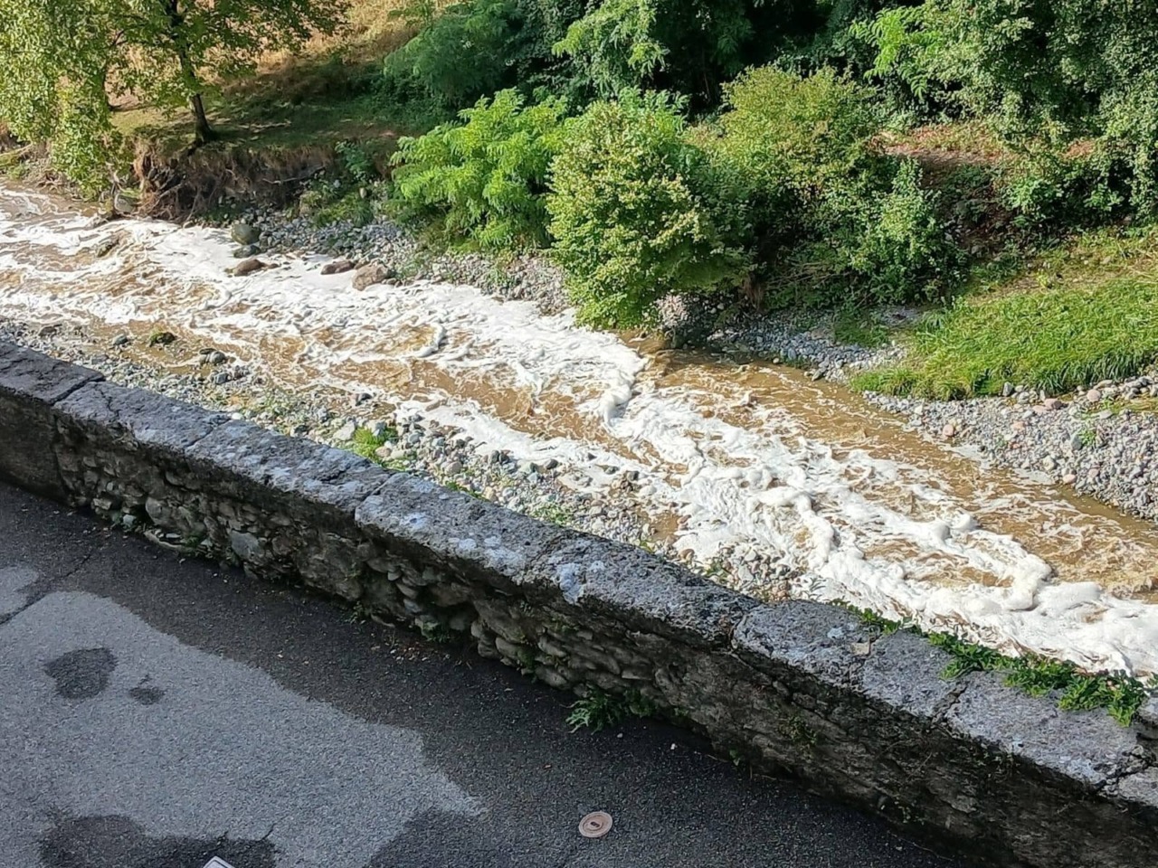 Nel fiume Borlezza a Sovere è comparsa della schiuma bianca di cui non si conosce l’origine