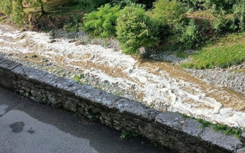 Nel fiume Borlezza a Sovere è comparsa della schiuma bianca di cui non si conosce l’origine