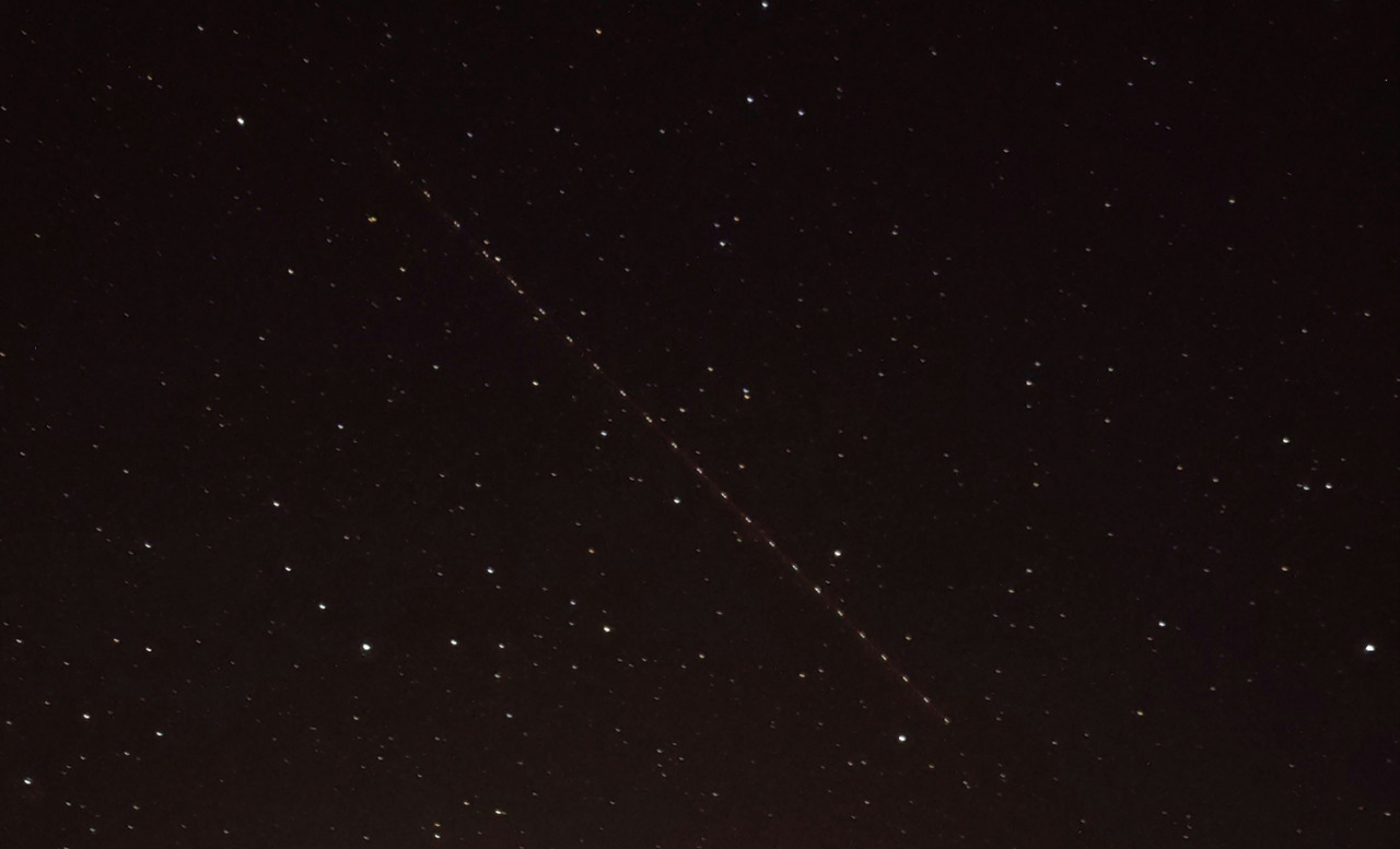 Una fila di puntini luminosi in cielo: il “trenino” di satelliti torna a far visita ai cieli bergamaschi