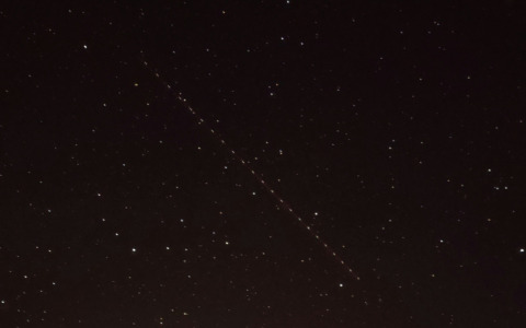 Una fila di puntini luminosi in cielo: il “trenino” di satelliti torna a far visita ai cieli bergamaschi