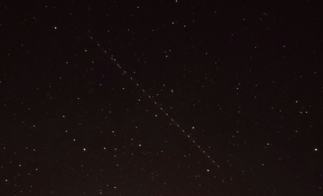 Una fila di puntini luminosi in cielo: il “trenino” di satelliti torna a far visita ai cieli bergamaschi