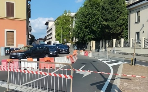 Di correttivo in correttivo sulle strade di Bergamo, l’e-Brt pare il gioco dell’oca