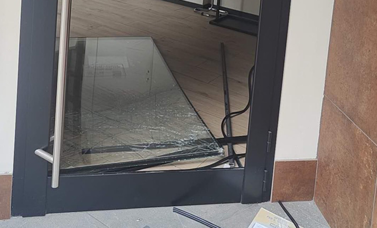 Ennesima spaccata in città: sfondata nella notte la vetrina del ristorante Bottega N.8, che era chiuso per ferie