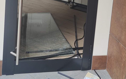 Ennesima spaccata in città: sfondata nella notte la vetrina del ristorante Bottega N.8, che era chiuso per ferie