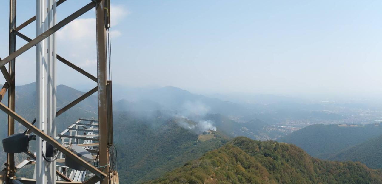 Incendio sul Canto Basso, sopra Nese: il fumo visibile anche dalla webcam