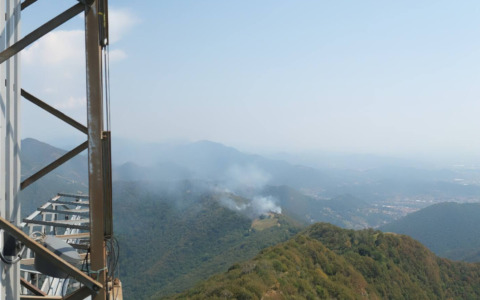 Incendio sul Canto Basso, sopra Nese: il fumo visibile anche dalla webcam