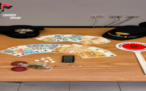 Si agita alla vista dei carabinieri, una 40enne denunciata per spaccio a Fino del Monte: sequestrati cocaina e hashish