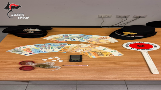 Si agita alla vista dei carabinieri, una 40enne denunciata per spaccio a Fino del Monte: sequestrati cocaina e hashish