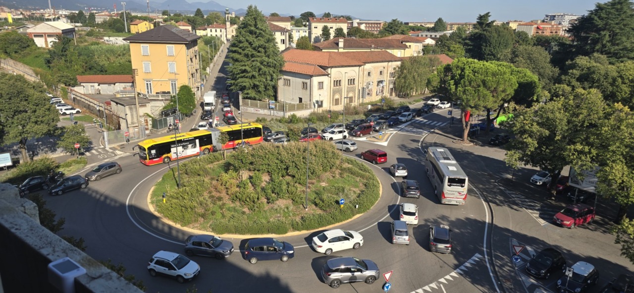 Code infinite, già dal mattino, in via San Giovanni Bosco in Malpensata