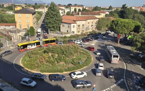 Code infinite, già dal mattino, in via San Giovanni Bosco in Malpensata
