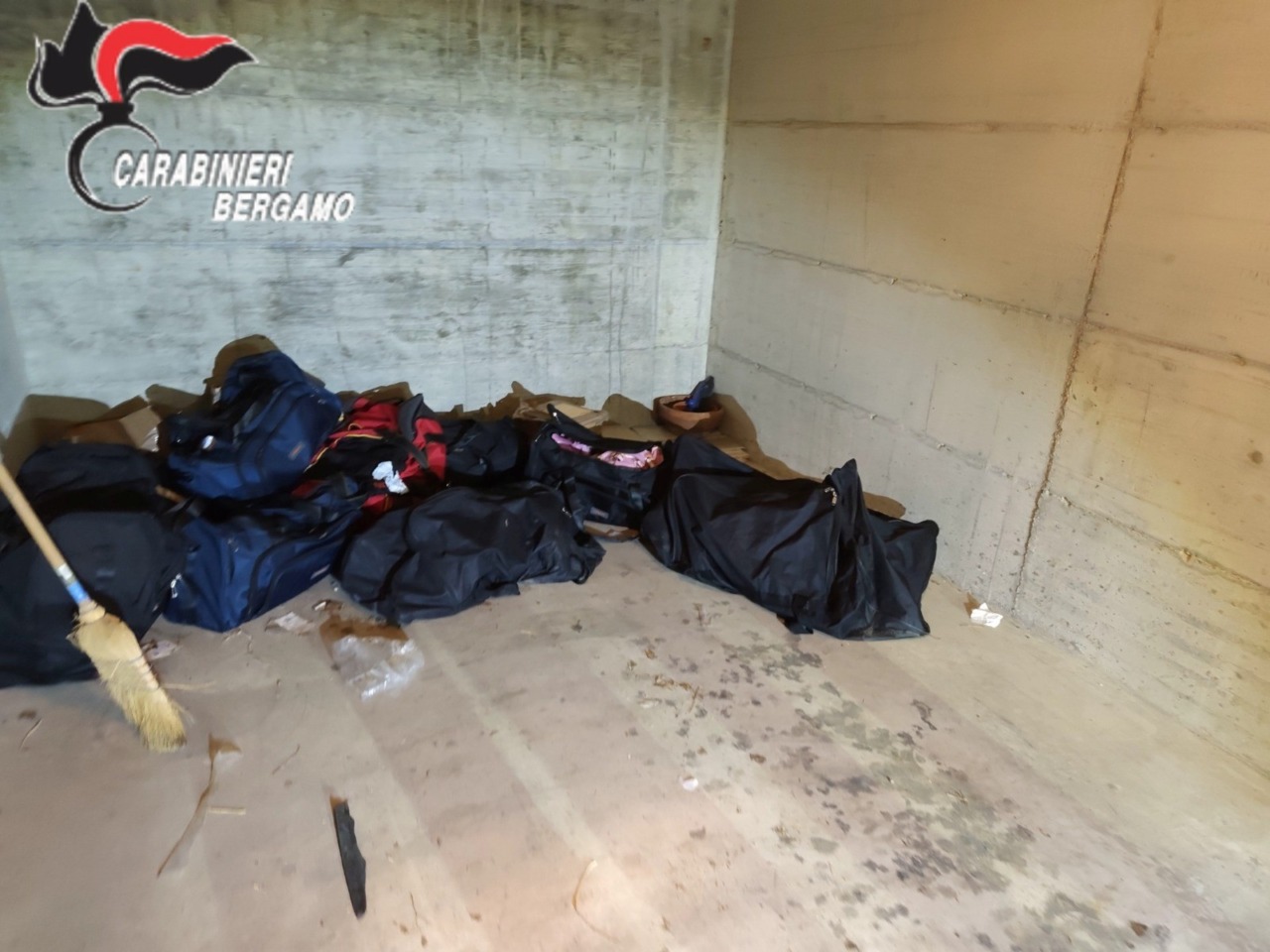 Lo strano odore in strada, poi la scoperta: sequestrati 230 kg di droga a Caprino Bergamasco