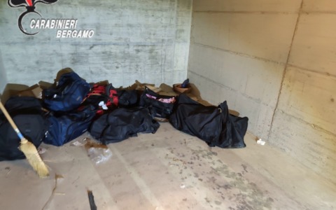 Lo strano odore in strada, poi la scoperta: sequestrati 230 kg di droga a Caprino Bergamasco