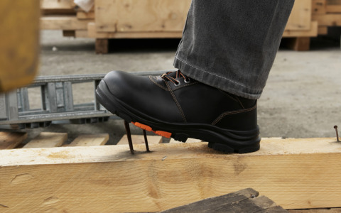 Lavorare otto ore in piedi, superfici difficili e rischi diversi: come scegliere le scarpe antinfortunistiche