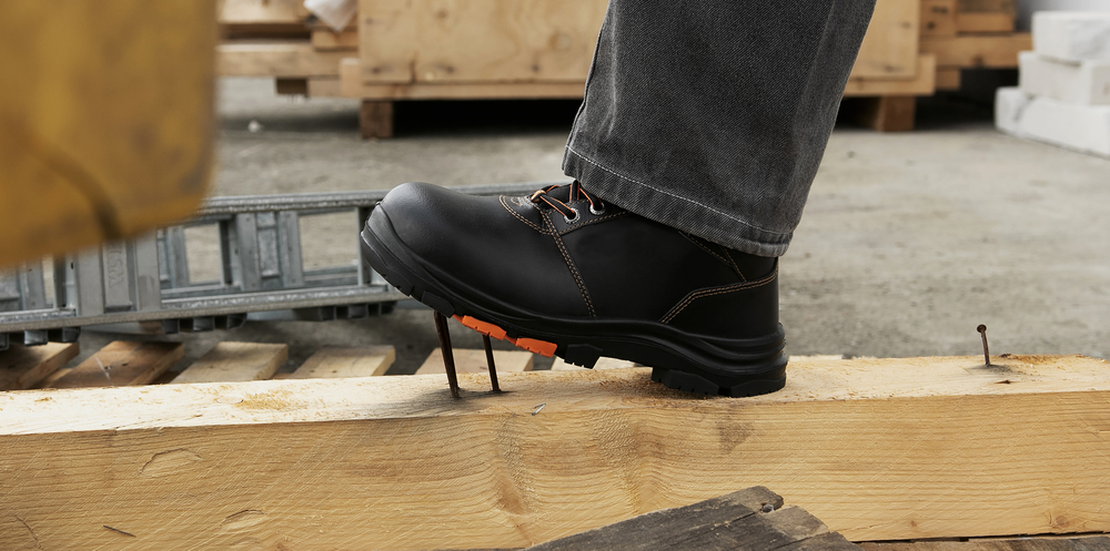 Lavorare otto ore in piedi, superfici difficili e rischi diversi: come scegliere le scarpe antinfortunistiche