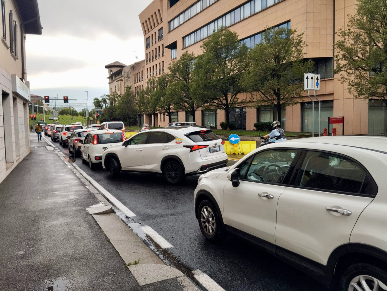 Via San Giorgio, prima si restringe il marciapiede per l’e-Brt e poi si torna indietro