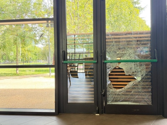 Spaccata al bar nel parco della Malpensata: in frantumi il doppio vetro della porta antipanico