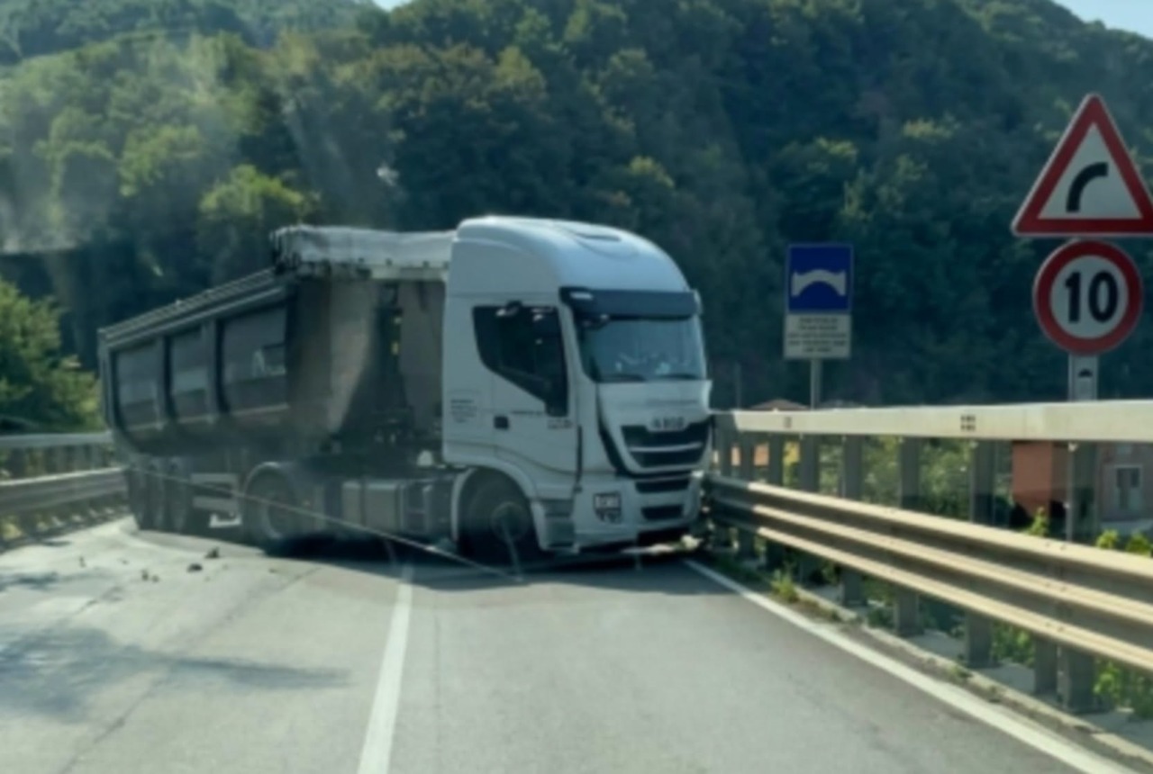 Camion contro il guardrail a Sedrina, finisce di traverso e blocca la strada: lunghe code in Val Brembana