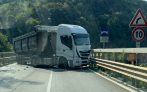 Camion contro il guardrail a Sedrina, finisce di traverso e blocca la strada: lunghe code in Val Brembana