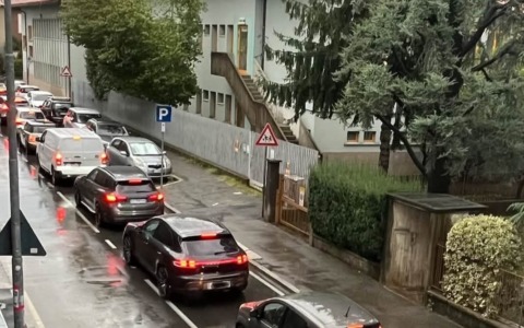 Mattinata di pioggia, traffico in tilt a Bergamo: auto a passo d’uomo sulle strade