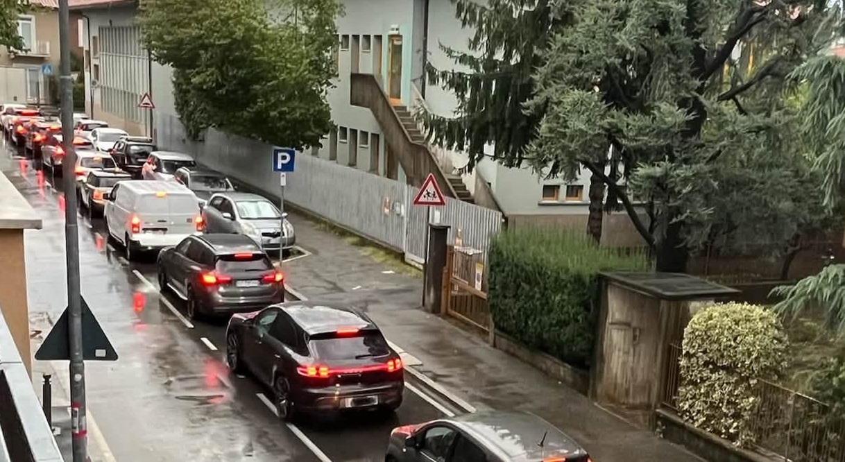 Mattinata di pioggia, traffico in tilt a Bergamo: auto a passo d’uomo sulle strade