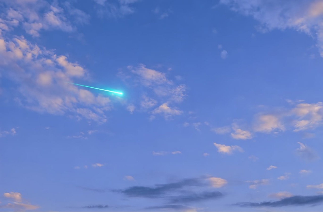 Avvistato un bolide con una scia luminosa nei cieli di Bergamo