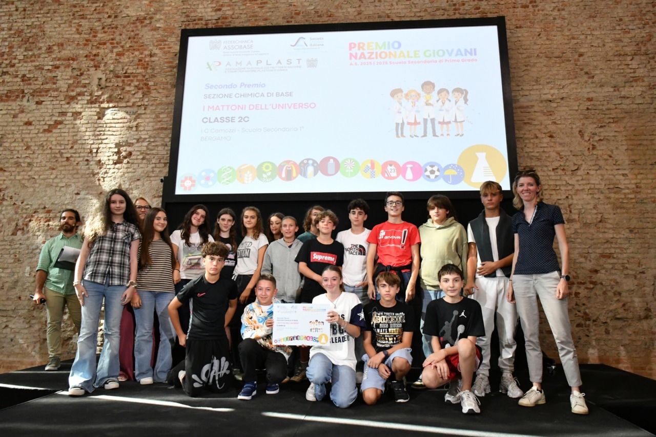 La scuola Camozzi conquista il premio nazionale di Federchimica con “I mattoni dell’Universo”