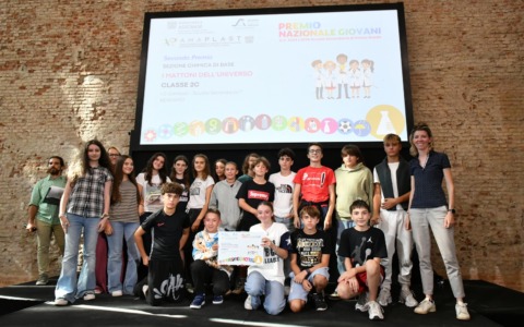 La scuola Camozzi conquista il premio nazionale di Federchimica con “I mattoni dell’Universo”