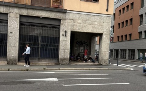Sotto il porticato di via Stoppani «degrado, spaccio e violenza: i residenti sono preoccupati»