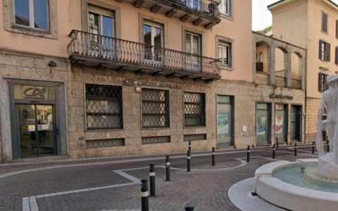 Ad Alzano la banca diventa cashless, i commercianti protestano: «Un altro servizio che se ne va dal centro»