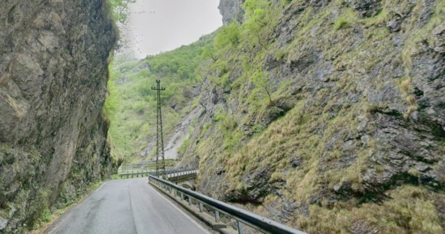 Perde il controllo al tornante e precipita nel torrente: 19enne milanese muore a Taleggio