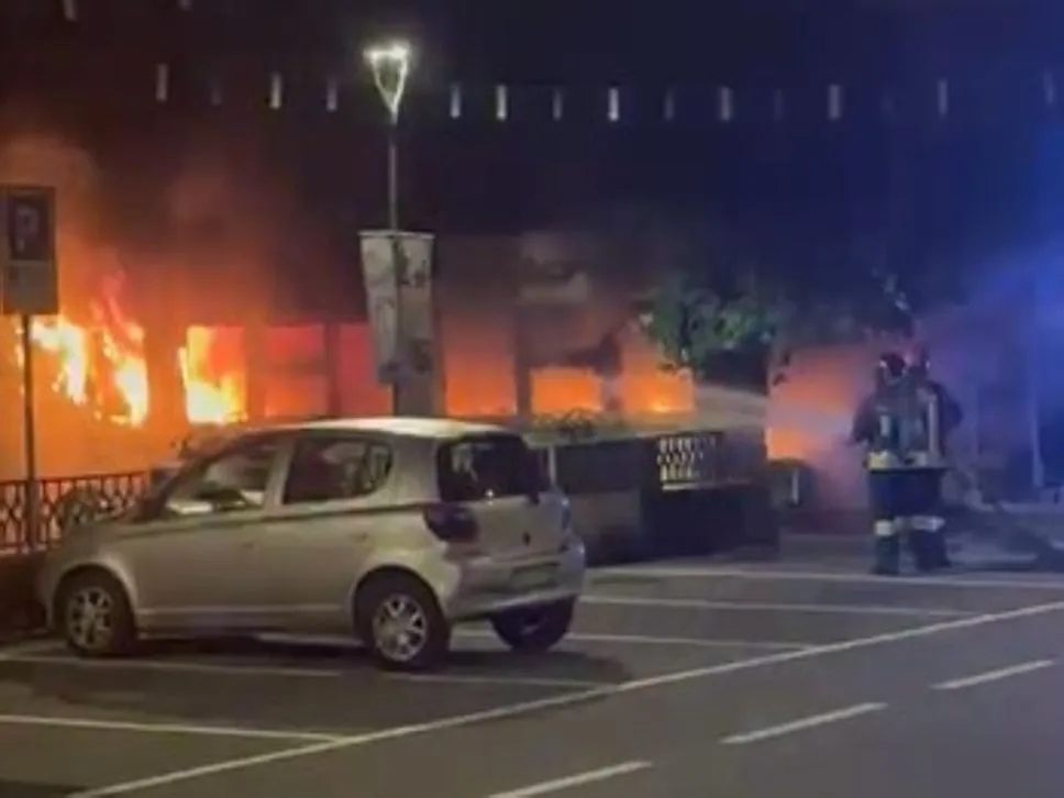 Paura e fiamme nello storico negozio “Salvi Bike Store” di Zogno