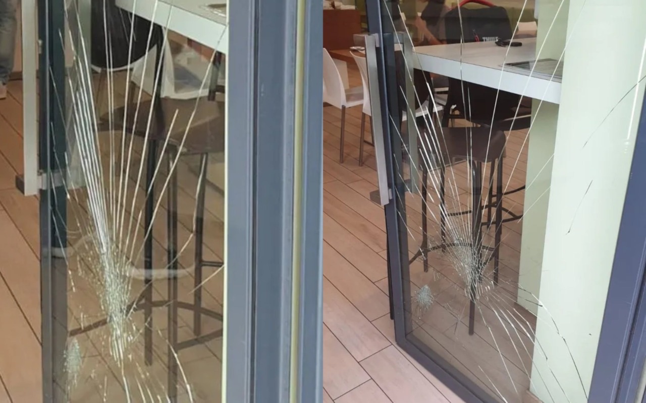 Altro colpo fallito al Caffè del Largo, in centro: la vetrina resiste