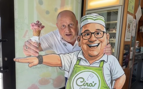 Il braccio teso dell’omino di una gelateria di Calusco fa discutere