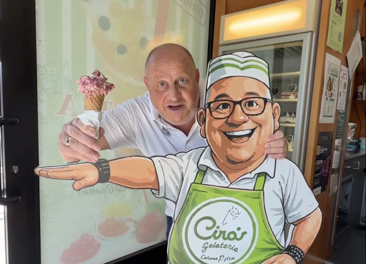 Il braccio teso dell’omino di una gelateria di Calusco fa discutere