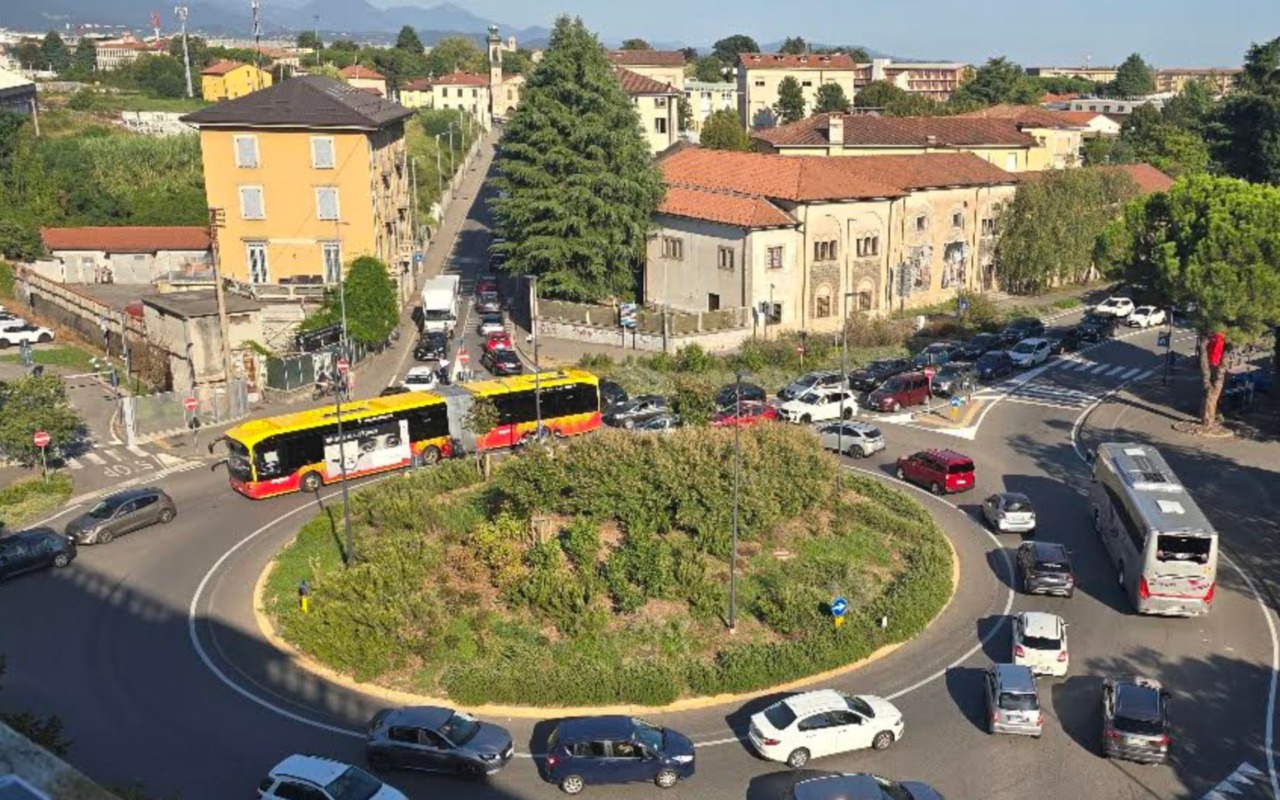 Code infinite, già dal mattino, in via San Giovanni Bosco in Malpensata