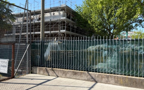 Scuola Scuri, doccia fredda a Bergamo: il rientro slitta a novembre. E i genitori protestano
