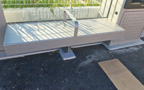Panchine anti-clochard alle pensiline di e-Brt? Berlanda replica: «Rispettano i vincoli progettuali»
