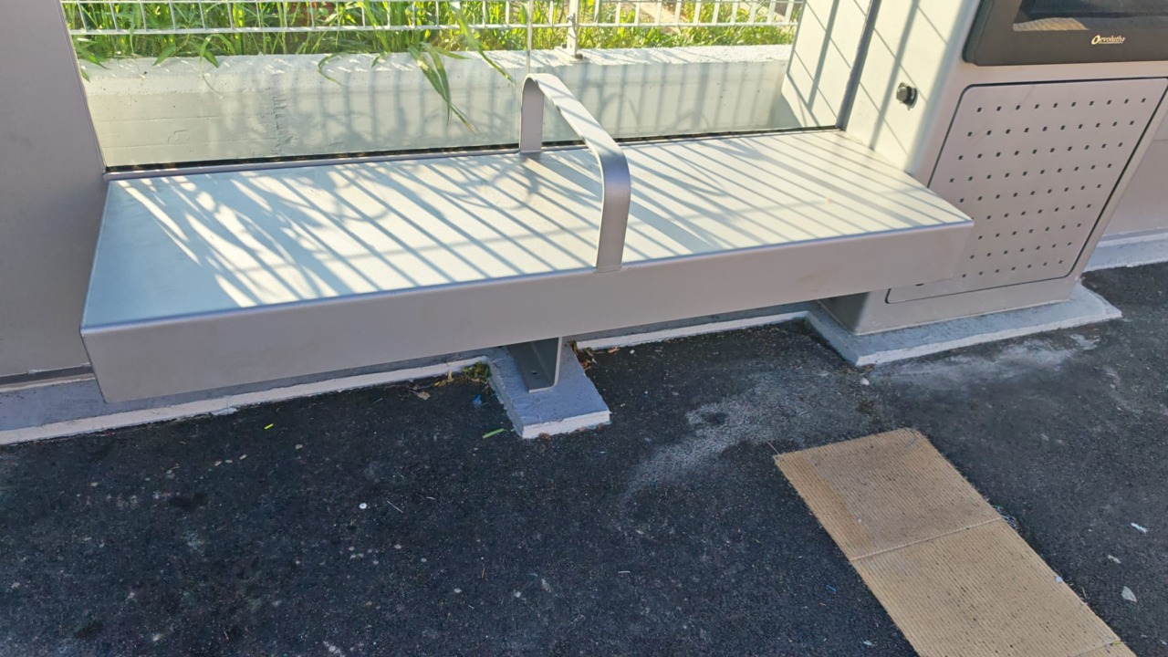 Panchine anti-clochard alle pensiline di e-Brt? Berlanda replica: «Rispettano i vincoli progettuali»